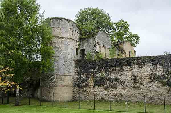 Francia - Senlis 12 - parque de los restos del castillo real de Senlis.jpg